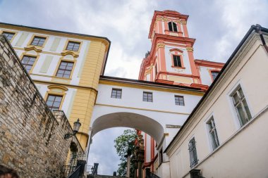 Cizvit 'ten Cizvit Koleji' ne ve Annunciation Kilisesi 'ne, Litomerice, Çek Cumhuriyeti. 20 Haziran 2020