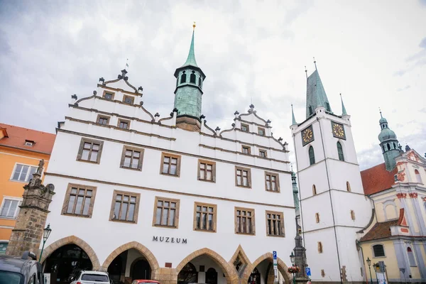 地域博物館のルネサンス様式の建物と平和広場 リトメリツェ チェコ共和国のすべての聖人教会 2020年6月20日 — ストック写真