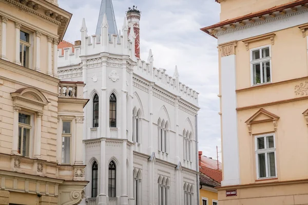 捷克共和国利托米利茨 白色的新哥特式建筑 有柳叶窗和一座小塔楼 2020年6月20日 — 图库照片