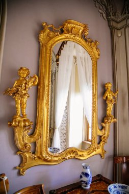 Altın çerçeveli lüks bir ayna. Bitov Kalesi, Güney Moravya Bölgesi, Çek Cumhuriyeti, Temmuz 05, 2020