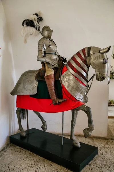 Guerriero Medievale Cavallo Corazzato Armature Armi Cavaliere Castle Bitov Moravia — Foto Stock