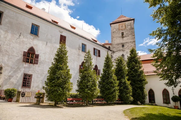 Pátio Com Torre Relógio Castelo Bitov Região Morávia Sul República — Fotografia de Stock