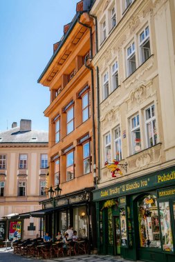 St. James Kilisesi 'nin kuleleri ve kuleleri, Ungelt (Tyn Yard), Old Town, Prag, Çek Cumhuriyeti, 14 Temmuz 2020