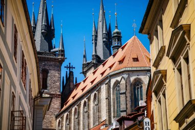 Karanlık gotik örümcekler ve Meryem Ana Kilisesi 'nin kırmızı kiremitli çatısı Tyn, Old Town, Prag, Çek Cumhuriyeti, 14 Temmuz 2020