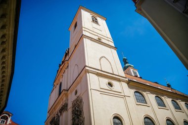 St. James Kilisesi 'nin kuleleri ve kuleleri, Ungelt (Tyn Yard), Old Town, Prag, Çek Cumhuriyeti, 14 Temmuz 2020