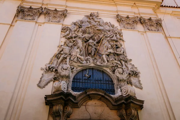 Hög Lindring Fasaden Kyrkan James Den Store Gamla Stan Prag — Stockfoto