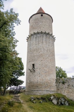 Ortaçağ Gotik Şatosu Zvikov veya Klingenberg, Vltava ve Otava nehirlerinin birleştiği kayanın üzerindeki yuvarlak kule, Güney Bohemya, Çek Cumhuriyeti, 2 Ağustos 2020