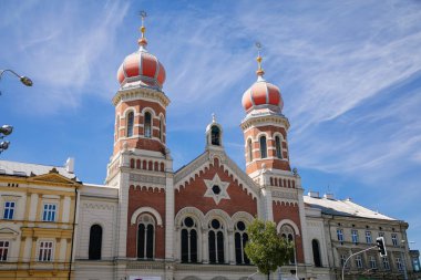 Plzen 'deki Büyük Sinagog, Avrupa' nın en büyük ikinci sinagogu. Yahudi dini binasının ön cephesinde soğan kubbeleri, Pilsen, Batı Bohemya, Çek Cumhuriyeti, 1 Ağustos 2020