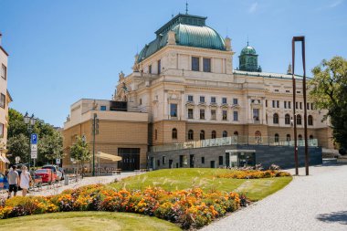 Plzen 'deki J.K. Tyl Tiyatrosu' nun tarihi binası. Neo-Rönesans mimarisi tarzında yeni sanat öğeleriyle inşa edilmiş bir ev. Pilsen, Batı Bohemya, Çek Cumhuriyeti, 1 Ağustos 2020