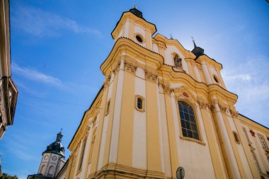 Aziz Anny Kilisesi güneşli bir günde Plzen 'in merkezinde. Pilsen, Batı Bohemya, Çek Cumhuriyeti, 1 Ağustos 2020