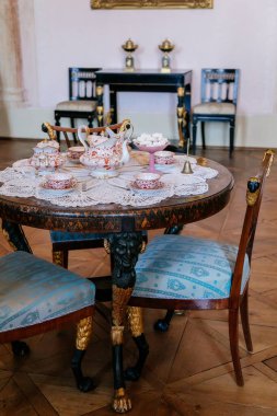 Şatonun içi. Eski çay takımı. Kacina Kalesi, Kutna Hora yakınlarındaki İmparatorluk Şatosu, Bohemya, Çek Cumhuriyeti, 8 Ağustos 2020