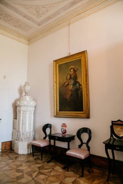 Şatonun içi. Seramik sobalı bayanlar salonu. Kacina Kalesi, Kutna Hora yakınlarındaki İmparatorluk Şatosu, Bohemya, Çek Cumhuriyeti, 8 Ağustos 2020