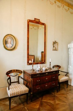 Şatonun içi. Seramik sobalı bayanlar salonu. Kacina Kalesi, Kutna Hora yakınlarındaki İmparatorluk Şatosu, Bohemya, Çek Cumhuriyeti, 8 Ağustos 2020