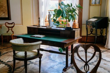 Şatonun içi. Yazı masası olan bir dolap. Kacina Kalesi, Kutna Hora yakınlarındaki İmparatorluk Şatosu, Bohemya, Çek Cumhuriyeti, 8 Ağustos 2020