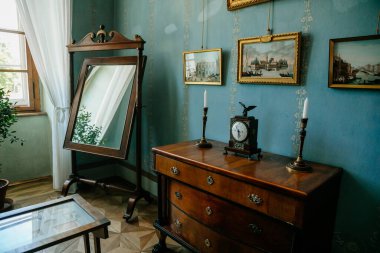 Şatonun içi. Yatak odası, çekmece ve ayna. Kacina Kalesi, Kutna Hora yakınlarındaki İmparatorluk Şatosu, Bohemya, Çek Cumhuriyeti, 8 Ağustos 2020