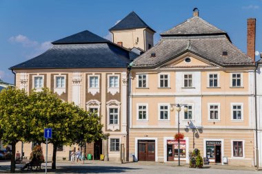 Tarihi merkezde Sankturin Evi olan Palacky Meydanı. Kutna Hora, Orta Bohem Bölgesi, Çek Cumhuriyeti, 8 Ağustos 2020
