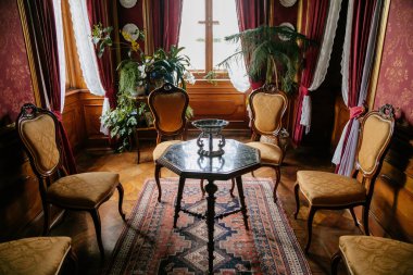 Şatonun içi. Oturma odası, masa ve sandalyeler. Milotice Şatosu, Güney Moravya, Çek Cumhuriyeti, Temmuz 06, 2020