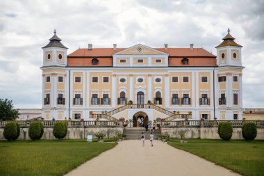 Milotice Şatosu, eşsiz bir şekilde korunmuş barok binalar ve bahçe mimarisi kompleksi, Güney Moravya, Çek Cumhuriyeti, Temmuz 06, 2020