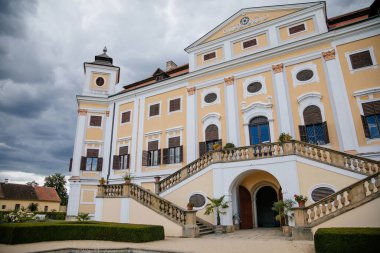 Milotice Şatosu, eşsiz bir şekilde korunmuş barok binalar ve bahçe mimarisi kompleksi, Güney Moravya, Çek Cumhuriyeti, Temmuz 06, 2020