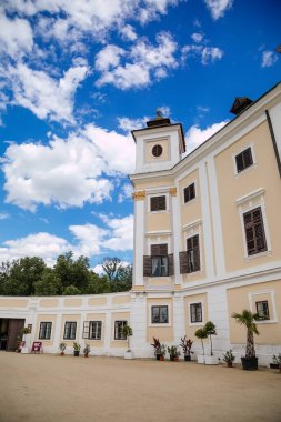 Milotice Şatosu, eşsiz bir şekilde korunmuş barok binalar ve bahçe mimarisi kompleksi, Güney Moravya, Çek Cumhuriyeti, Temmuz 06, 2020