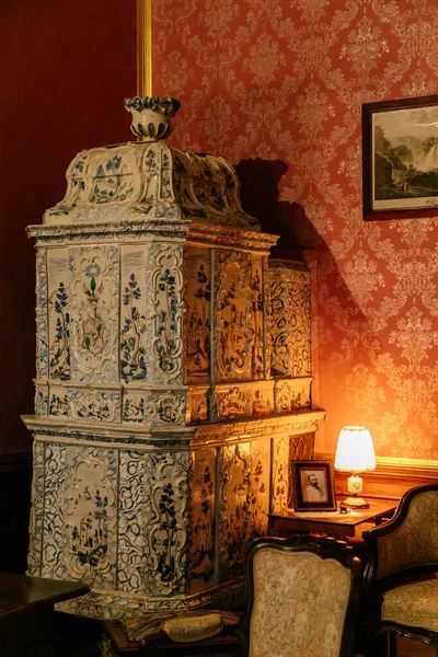 Zamkowe Wnętrze Salon Lampą Krzesłem Kuchenką Ceramiczną Zamek Milotice Morawy — Zdjęcie stockowe
