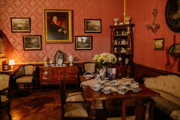城堡内部 客厅里有桌子 椅子和茶具 Milotice城堡 South Moravia Czech Republic July 2020 — 图库照片