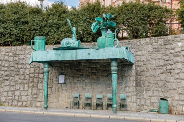 Devler Bayramı otobüsü bitkilere karşı duvar kenarında duruyor. Sanatçı: David Cerny. Liberec, Kuzey Bohemya, Çek Cumhuriyeti, 16 Ağustos 2020.