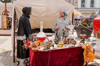 Simyacı büyücü laboratuvarı. Liberec Fuarı Neo-Rönesans Belediye Binası, Liberec, Kuzey Bohemya, Çek Cumhuriyeti, 16 Ağustos 2020. 