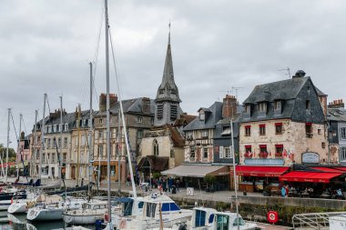 Honfleur 'un pitoresk limanı, yatlar ve eski evler, Normandiya, Fransa, 25 Eylül 2019