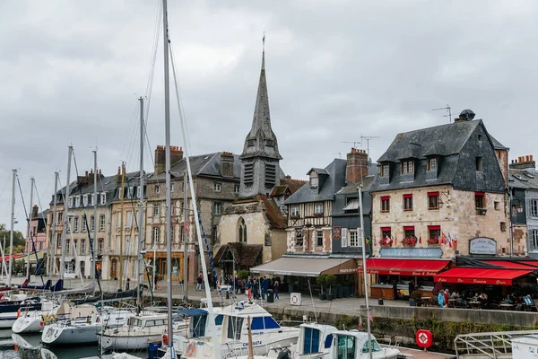 Honfleur 'un pitoresk limanı, yatlar ve eski evler, Normandiya, Fransa, 25 Eylül 2019