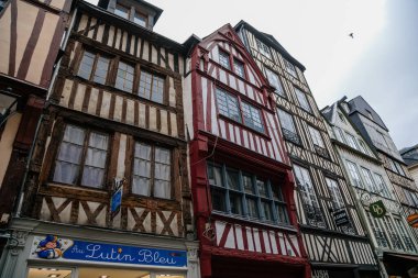 Eski Rouen kasabasının sokaklarında, geleneksel yarı keresteli miras evleri var. Rouen, Normandiya, Fransa, 25 Eylül 2019