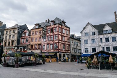 Eski Rouen kasabasının sokaklarında, geleneksel yarı keresteli miras evleri var. Rouen, Normandiya, Fransa, 25 Eylül 2019