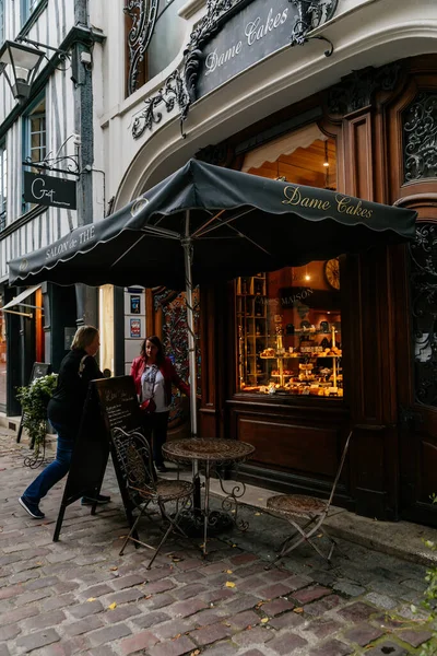 마을인 루앙의 거리에는 카페가 전통적으로 절반쯤 유산이 Rouen Normandy France — 스톡 사진