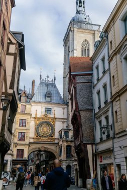 Rouen, Normandiya, Fransa 'da Büyük Saat (Gros-Horloge) astronomik saati olan yarı keresteli evler, 25 Eylül 2019