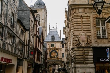 Rouen, Normandiya, Fransa 'da Büyük Saat (Gros-Horloge) astronomik saati olan yarı keresteli evler, 25 Eylül 2019