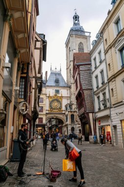 Rouen, Normandiya, Fransa 'da Büyük Saat (Gros-Horloge) astronomik saati olan yarı keresteli evler, 25 Eylül 2019