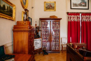 Şatonun içi. Yazı masası olan bir dolap. Klasik tarzda bir şato. Duchcov Şatosu, Çek Cumhuriyeti, 19 Eylül 2020