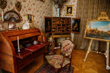 Şatonun içi. Ahşap antika sekreterli bir dolap. Şamdanlı ve fotoğraflı bir masa. Klasik tarzda bir şato. Duchcov Şatosu, Çek Cumhuriyeti, 19 Eylül 2020
