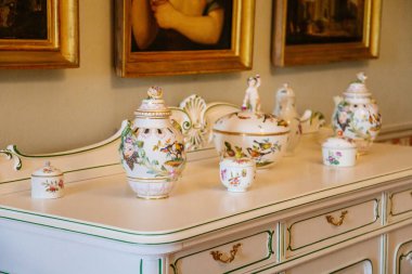 Şatonun içi. Porselen tabaklar masanın üzerinde duruyor. Klasik tarzda bir şato. Duchcov Şatosu, Çek Cumhuriyeti, 19 Eylül 2020