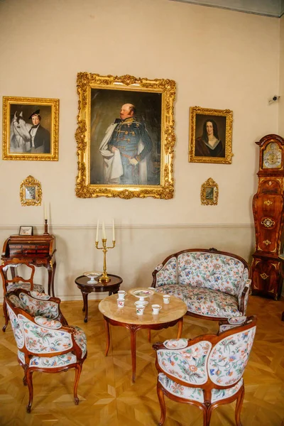 Interno Del Castello Sala Una Tavola Con Set Orologio Nonno — Foto Stock