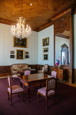 Şatonun içi. Duvarlarında antika mobilyalar ve resimler olan bir oda. Duchcov Şatosu, Çek Cumhuriyeti, 19 Eylül 2020