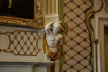 Şatonun içi. Tablolarla dolu büyük salon. Duvarlarda beyaz ve altın kaplama. Duchcov Şatosu, Çek Cumhuriyeti, 19 Eylül 2020