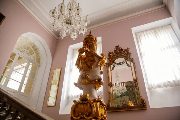 Kastély Belseje Antik Tükör Faragott Keretben Csarnok Barokk Lépcsőházzal Castle — Stock Fotó
