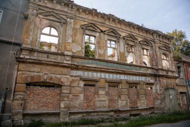 Duchcov, Kuzey Bohemya, Çek Cumhuriyeti 'nde 19 Eylül 2020' de yıkılan bir evin cephesi