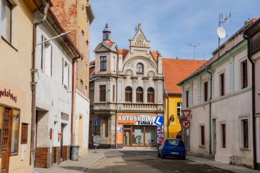 Güneşli bir günde Duchcov 'un merkezinde klasik tarzda renkli tarihi binalar. Duchcov, Kuzey Bohemya, Çek Cumhuriyeti, 19 Eylül 2020