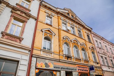 Güneşli bir günde Duchcov 'un merkezinde klasik tarzda renkli tarihi binalar. Duchcov, Kuzey Bohemya, Çek Cumhuriyeti, 19 Eylül 2020