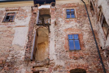 Eski barok şatosu Jezeri ve onun yavaş yeniden inşası, Kuzey Bohemya, Çek Cumhuriyeti, 19 Eylül 2020