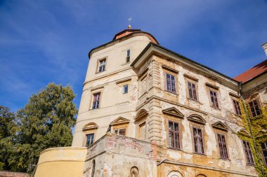 Eski barok şatosu Jezeri ve onun yavaş yeniden inşası, Kuzey Bohemya, Çek Cumhuriyeti, 19 Eylül 2020