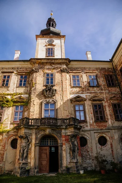 Starý Barokní Zámek Jezeri Jeho Pomalá Rekonstrukce Severní Čechy Září — Stock fotografie