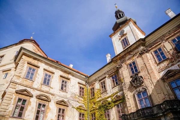 Starý Barokní Zámek Jezeri Jeho Pomalá Rekonstrukce Severní Čechy Září — Stock fotografie